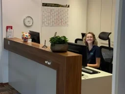 Empfang in Ihrer Physiopraxis am Franziskanerhof Brühl Empfang Physiopraxis mit Mitarbeiterin