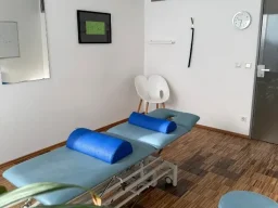 Behandlungsraum in Ihrer Physiopraxis am Franziskanerhof Brühl Behandlungsraum mit Liege